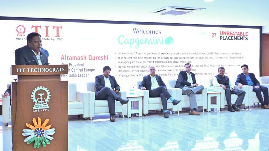Altamash Qureshi Sir delivering the keynote address at the podium at TIT Technocrats